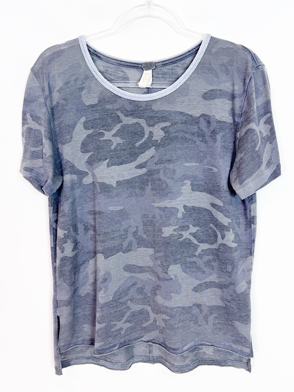 WE THE FREE GRAY CAMOUFLAGE BURNOUT SHORT SLEEVE T-SHIRT WOMENS SZ XS